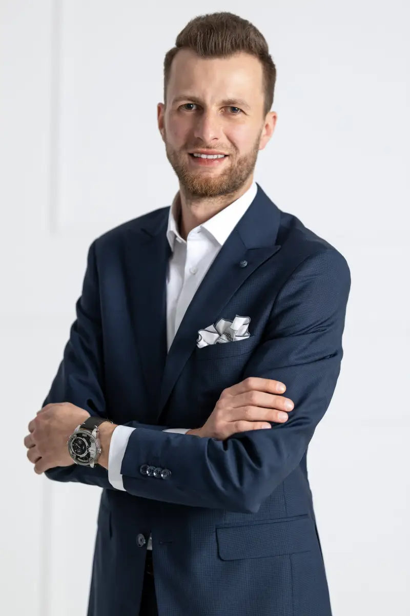 Mateusz Sobczyk, ekspert budowy zespołów sprzedażowych w nieruchomościach, w eleganckiej marynarce.
