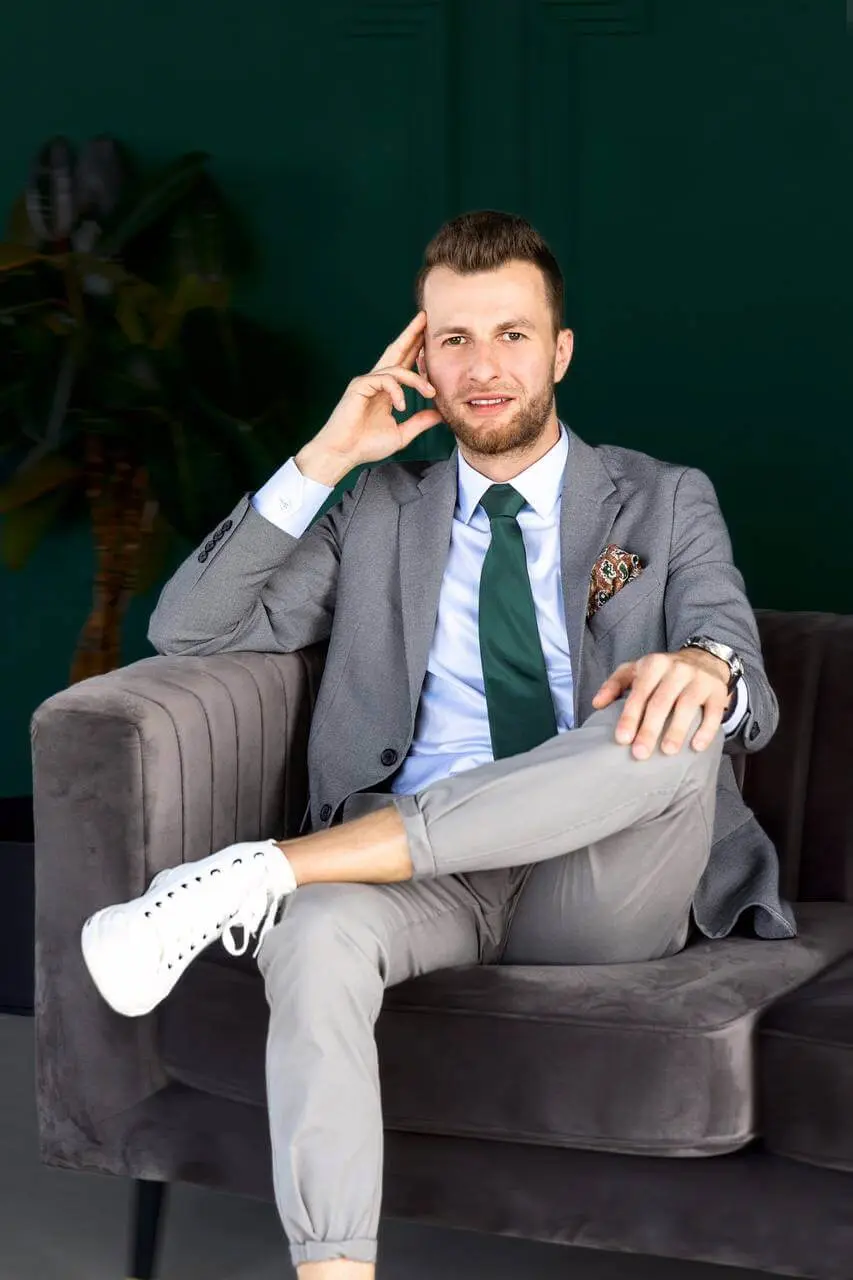 Mateusz Sobczyk, ekspert budowy zespołów sprzedażowych w nieruchomościach, w eleganckiej marynarce.